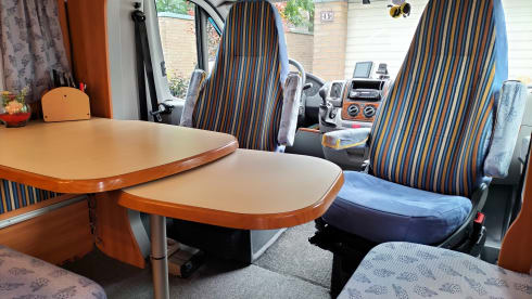 Kievit – 2p Hymer semi-integrated from 2010 (with room for 3rd person)