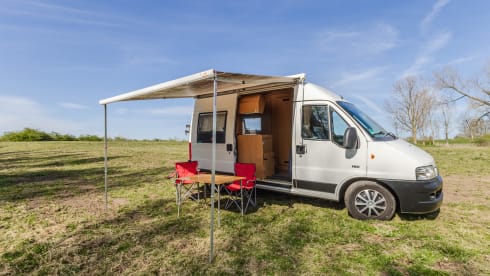 Vip camper loopt lekker met alles er op en aan makkelijk pakeren met een lengte van 5.40  – 2p Peugeot campervan from 2002