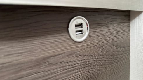 Chausson 758 – 5-person luxury camper with barbecue and outdoor shower 