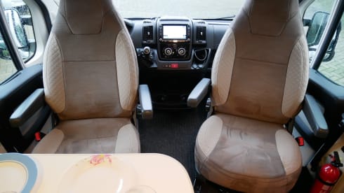 Chausson4, 4 sleeping- 4 seats, Bunk bed!