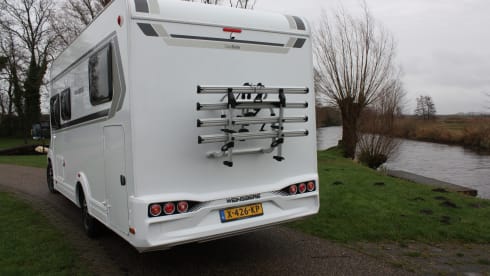 half integraal camper – This luxurious 4-person semi-integrated camper from the Weinsberg brand 