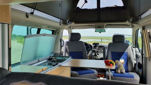 Spaceship – Nice 4p Volkswagen T5 California bus from 2007