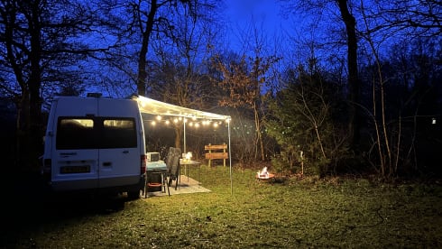 Henry – Trendy, 2-3 person off grid camper bus, suitable for all seasons!