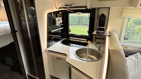 Xplore Muiden – Brand New Luxury Ford McLouis 473! Automatic, 5p, large garage!