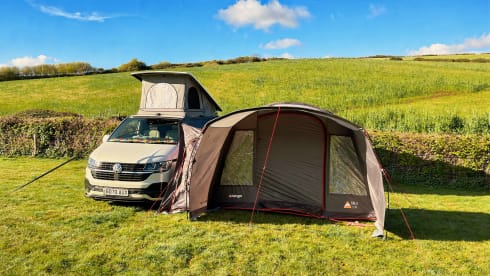 Vanellope – Maak kennis met Vanellope – een moderne VW T6.1 campervan (2020), voldoet aan de ULEZ-normen en biedt slaapgelegenheid voor 4 personen.