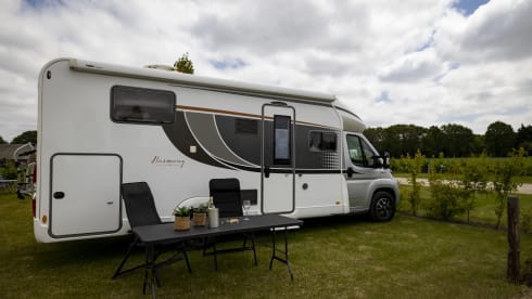 T898BJ – T898BJ 4 person Bürstner Lyseo Harmony Line 736 half integral from 2023