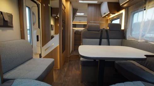 Wille – Automatic, Hymer Carado 4 person family camper, long beds! 