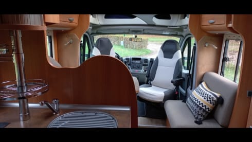 Super cozy spacious challenger eden 602 camper