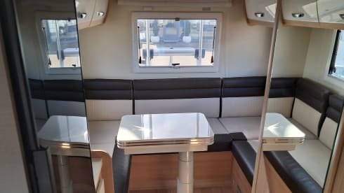 Luxe Etrusco Automaat met enkele bedden/hefbed ,grote garage