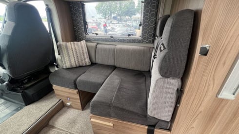 Robyn – Robyn - 6 Berth Luxury Motorhome