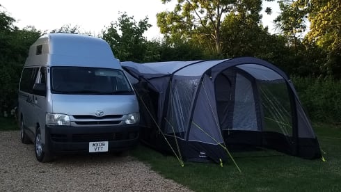 Silver Shadow – 4+ Berth Toyota Hi-Ace