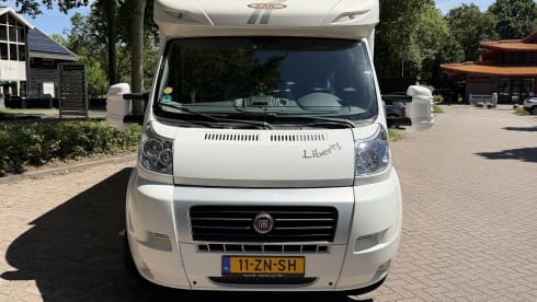 LMC Liberty Ti 662 - 4 Persons - 2x Air Conditioning - Semi-integrated