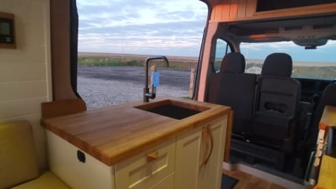 Simon – Volkswagen Crafter Luxus-Wohnmobil mit 4 Schlafplätzen