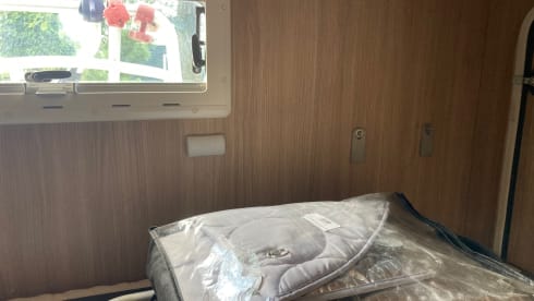 Nice, spacious alcove family camper with lots of light!