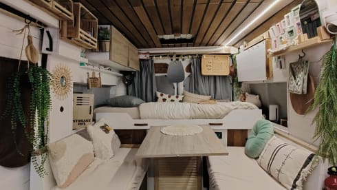 Loesje – Unique 2-person campervan for adventure & luxury!