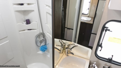 Ideal family motorhome Zefiro 675 1-6 berth (Edinburgh)