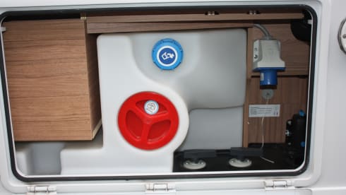 half integraal camper – This luxurious 4-person semi-integrated camper from the Weinsberg brand 