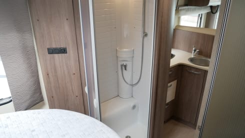 Bürstner Ixeo 734, Queen bed, Lift bed!!