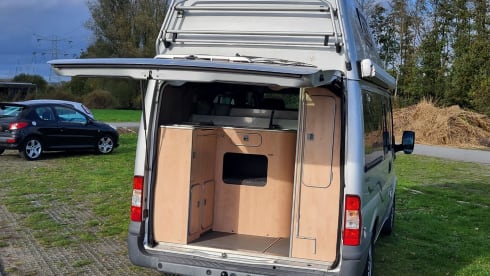 Nuggie – 4-5 seater 2008 Ford Nugget with high roof 