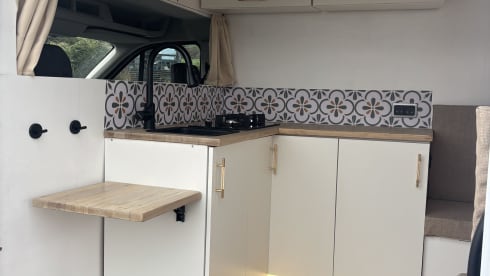 Ford bus met 2 slaapplaatsen uit 2017