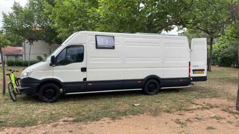 Ivy – Spacious Iveco Daily campervan