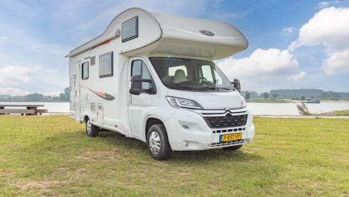 Fransie  – Luxury 5 person Alcove camper from 2017: Fransie