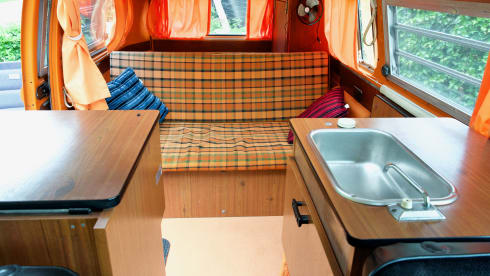 Lady Orange – Volkswagen Camperbus from 1974 (4 pers)