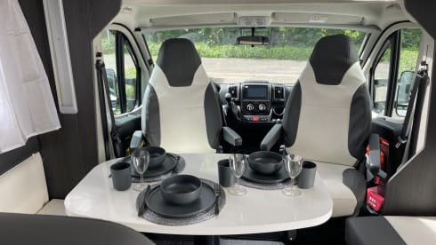 Roadhouse camper naam roadsurfer – 4p Roller Team semi-integrated from 2021