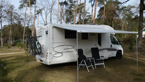 Luxurious spacious 4p camper with queen bed and pull-down bed