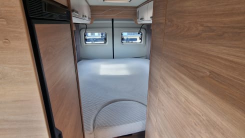 C35 –  Zeer luxe MAN-Knaus camper bus met groot vast bed 