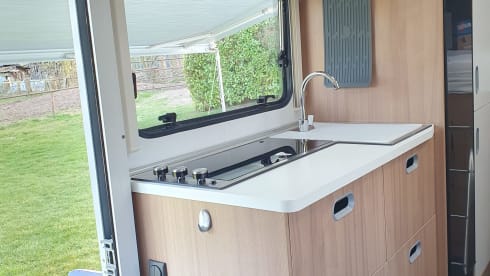 Camper Kai – Relax on your journey with a luxurious Adria Sunliving alcove camper