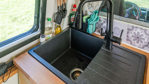 Stef – Cozy Off-grid Mercedes Campervan