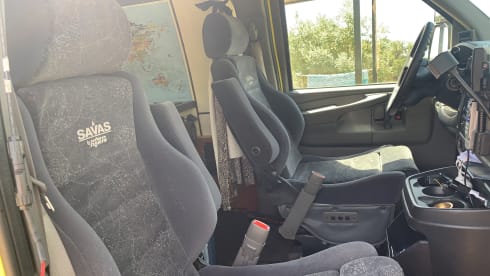 Crazy Yellow Chevy Van per andare tutti "Off Grid".