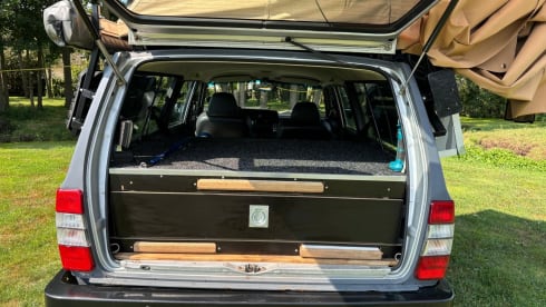 The Brick  – Volvo station Polar 245 roof tent incl complete camping equipment