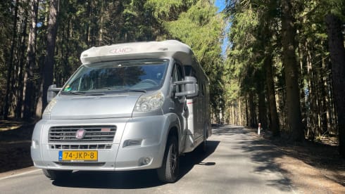 Lovely luxury camper 4p LMC semi-integrated from 2009 