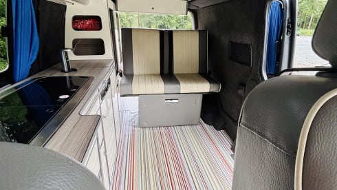 JAXX ~ THE LWB, BIGGER, BETTER CAMPERVAN – VW T5 Langversion ~ Retro-Interieur ~ 4 Schlafplätze ~ Heizung ~ Top-Ausstattung 