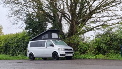 Tommie – 4 person VW, near Airport & major motorways! LWB, PopTop roof + loads more!