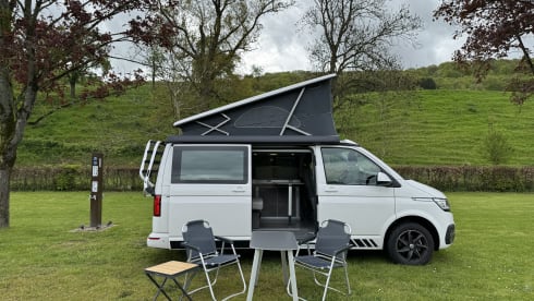 Witte VW California – Volkswagen CALIFORNIA T6 Edition (4p) from 2018. Possibly. with motorcycle trailer