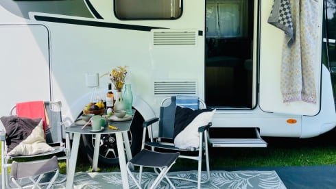 Comfort 5.9 – Carado Semi-Integral 2-4 persons Compact