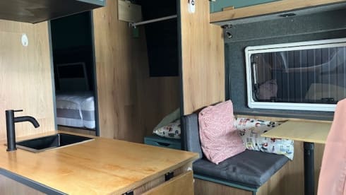 Heunie 2 – Lovely campervan from 2016 with 2 lengthways beds