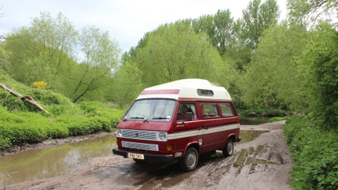 Poppy – VOLKSWAGEN T25 RETRO 1980'S 4 BERTH CAMPER, DIESEL HEATING, OFF GRID.