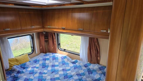 Schöner Ford-Nischencamper für 4,5 Personen. 