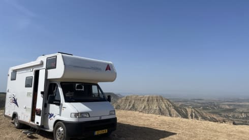 Carel – Alcove Camper 4 person fixed beds
