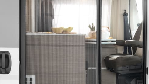 Van Voyage – Gloednieuwe Possl 2Win R met hefdak(2026) compacte luxe met grote badkamer