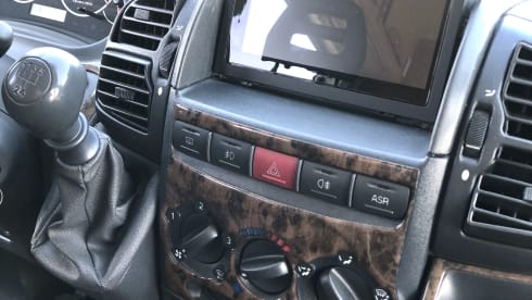 Compact and cozy camper 
