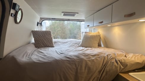 Henry – Trendy, 2-3 person off grid camper bus, suitable for all seasons!