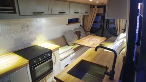 Simon – Volkswagen Crafter Luxus-Wohnmobil mit 4 Schlafplätzen