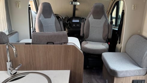 Fiat automatic Carado t447 pro +2023 semi-integrated 4p