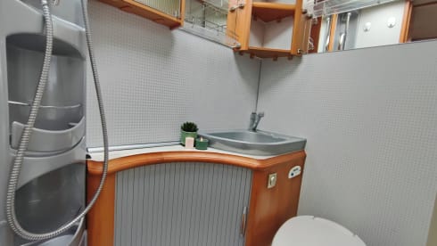 Nice 4-5 person Ford alcove camper. 