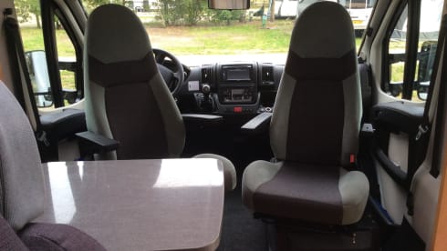 Geweldige camper – A great camper with a wonderful queen-size bed